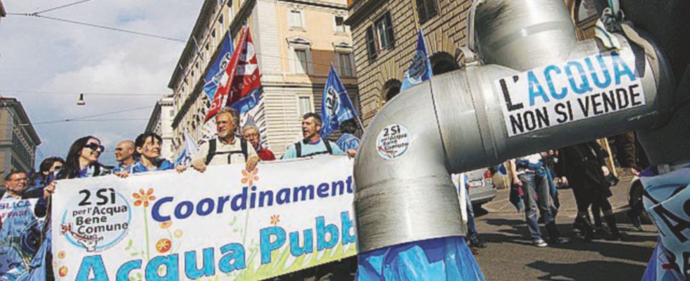 Protesta - La manifestazione contro la privatizzazione nel 2010 - Ansa Acqua pubblica, la crociata grillina arriva in Aula