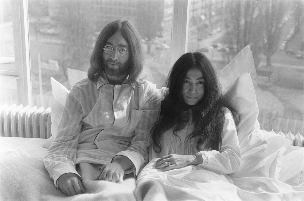 Auguri Di Natale John Lennon.John Lennon E Yōko Ono 50 Anni Fa A Letto Insieme Contro Guerra E Ottusita Il Fatto Quotidiano