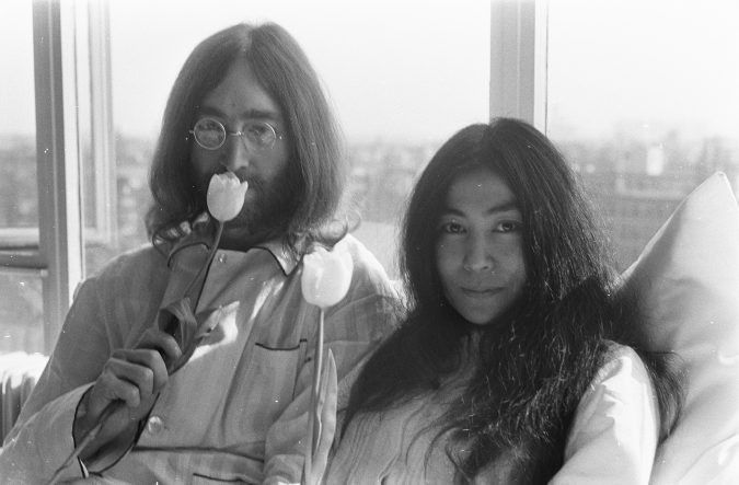 Auguri Di Natale John Lennon.John Lennon E Yōko Ono 50 Anni Fa A Letto Insieme Contro Guerra E Ottusita Il Fatto Quotidiano