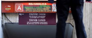 Copertina di Roma, metro chiuse: sindaca Raggi revoca l’appalto alla ditta che fa manutenzione. Atac, via otto responsabili degli impianti