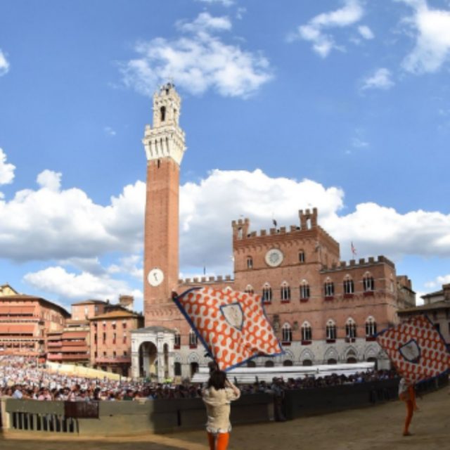Palio di Siena 2019, si corre oggi a Piazza del Campo. Regole, curiosità, contrade e diretta tv dell’evento storico