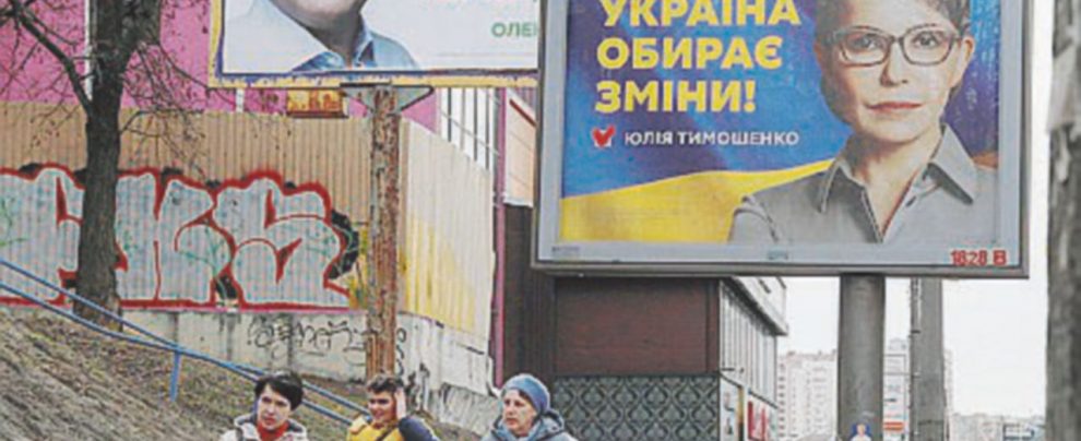“Triplicare gli stipendi” - Cartelloni elettorali, in primo piano la candidata Julia Timoshenko Bollette e battute: Kiev va al voto tra Timoskenko e il comico Zelensky