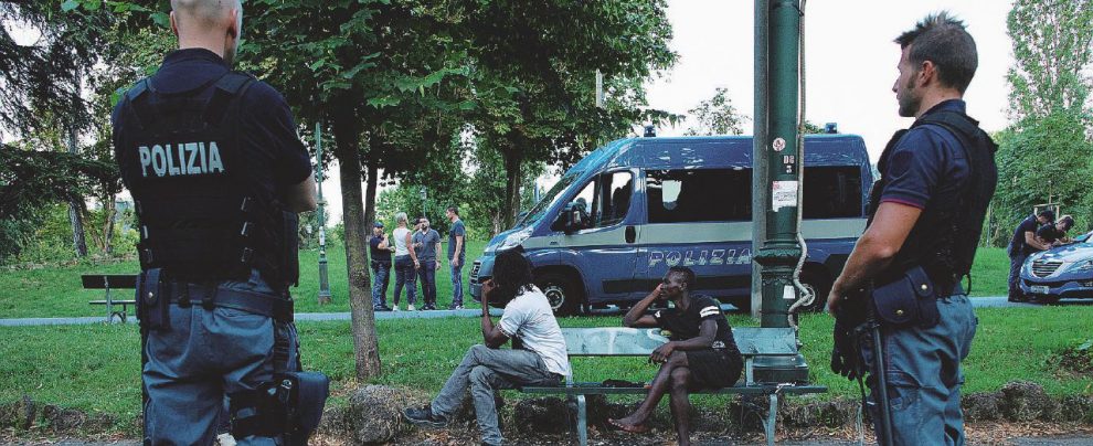 Valentino - Il parco nel cuore di Torino è diventato un covo di spacciatori. La vittima usciva da un club lì vicino Violenta 18enne nel parco: doveva essere espulso, non lo hanno trovato