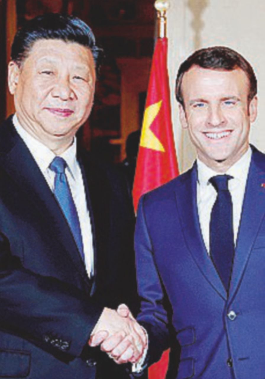 Copertina di Macron e Xi firmano 14 contratti: quello Airbus vale 30 miliardi