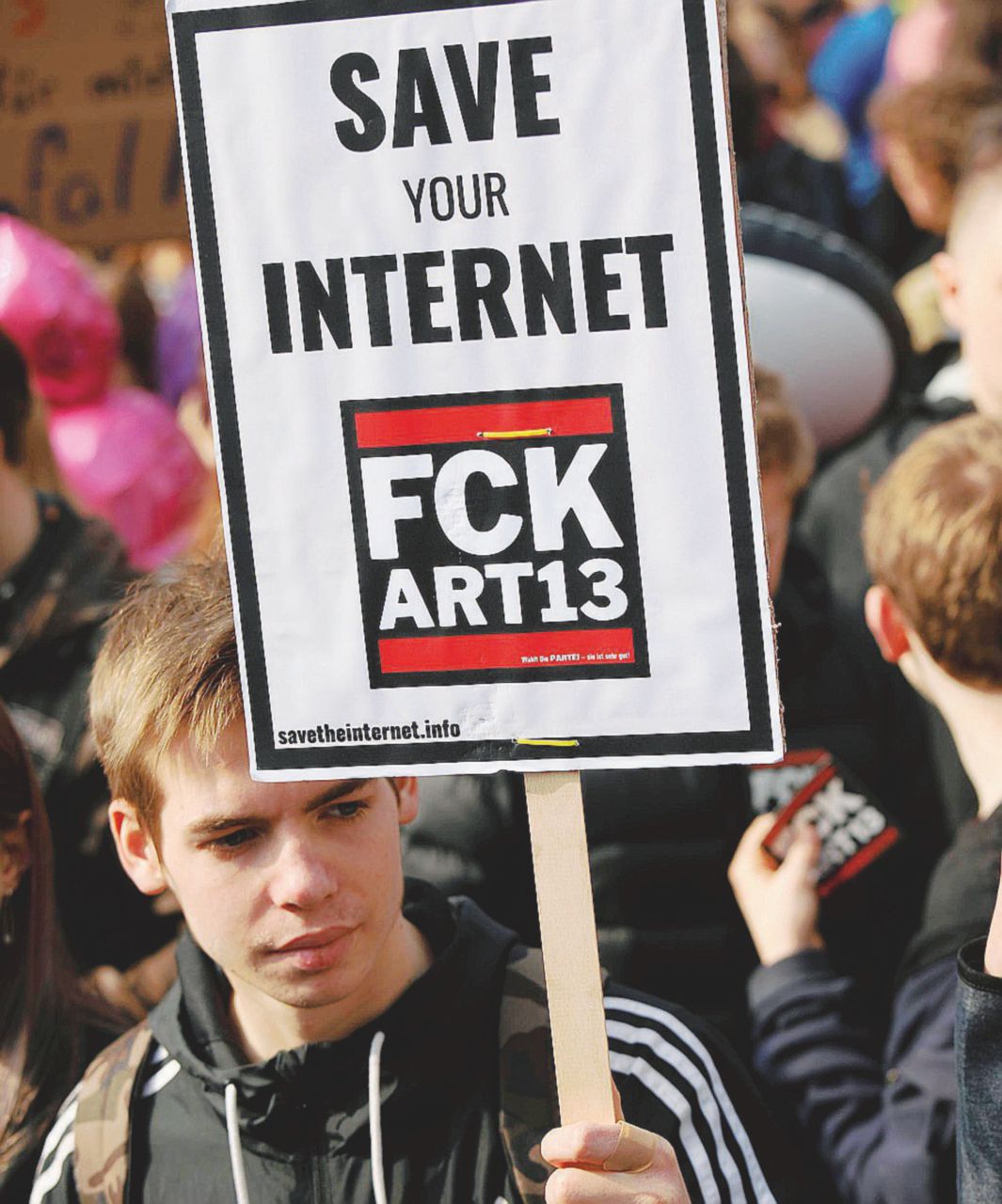 Save the Internet - Una protesta Berlino contro gli articoli 11 e 13 Voto sul copyright, la norma salva i big e chi è già tutelato