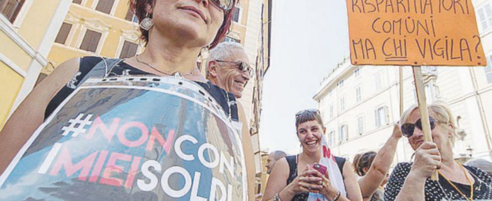 La protesta - Il sit-in dei risparmiatori contro le banche organizzato a Roma nel luglio 2016 Banche, lite con Tria e commissione ferma al Colle