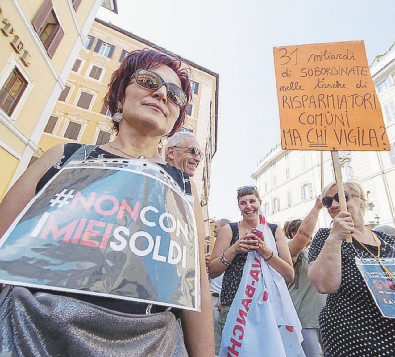 La protesta - Il sit-in dei risparmiatori contro le banche organizzato a Roma nel luglio 2016 Banche, lite con Tria e commissione ferma al Colle