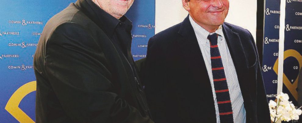 Stretta di mano - Steve Bannon e Carlo Calenda si sono incontrati nella sede di Comin and Partners Calenda lo attacca, “Steve” fa il profeta
