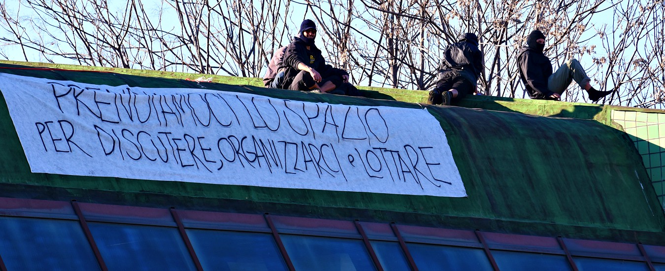Copertina di Torino, blitz di un gruppo di anarchici: occupata ex scuola. “Prima tappa in vista del corteo del 30 marzo”