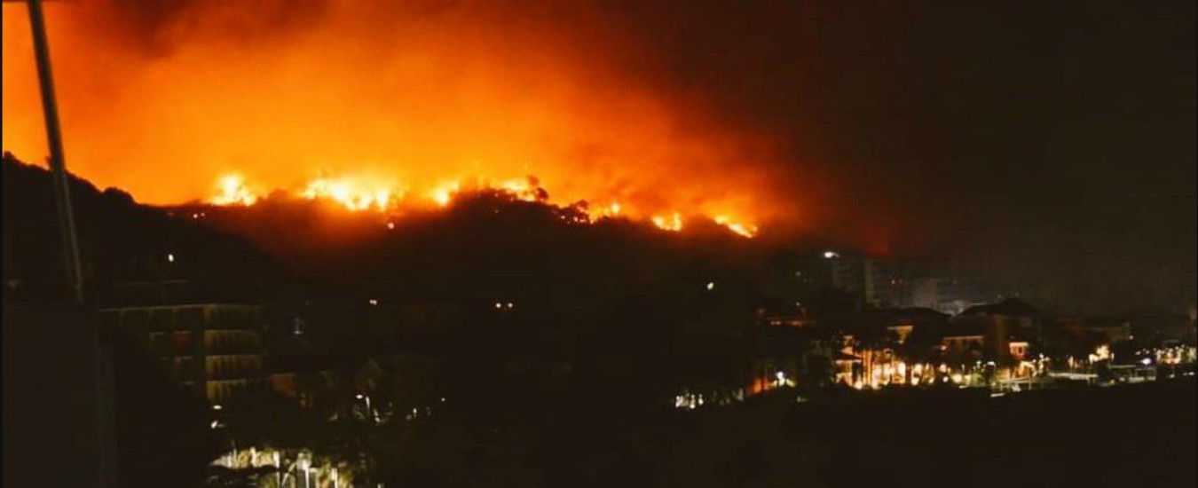 Sicilia, allarme incendi: a Catania bagnanti evacuati sui gommoni. Roghi anche a Siracusa e Trapani