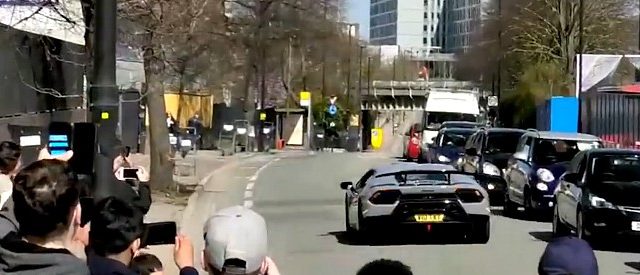 Prova la nuova Lamborghini al raduno delle supercar ma qualcosa va storto. La figuraccia vale 200mila euro