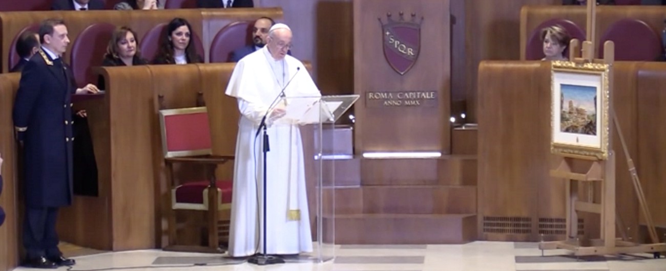 Copertina di Il Papa in Campidoglio scherza alla fine del suo discorso: “Pregate per me o almeno pensatemi bene”