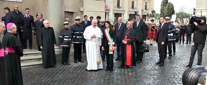 Copertina di Roma, Papa Francesco in Campidoglio: l’incontro con la sindaca Raggi. Segui la diretta