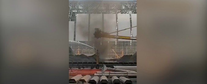 Copertina di Taranto, la video-denuncia del consigliere comunale Massimo Battista: “Qui si respira veleno” e mostra la nube di polvere