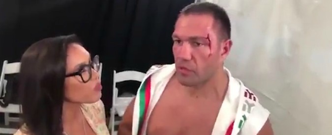 Copertina di Polemiche sul pugile Pulev: bacia sulla bocca la giornalista che lo sta intervistando. Lei: “Imbarazzante e strano”