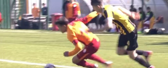 Copertina di L’arbitro fischia rigore e il capitano del Galatasaray under 14 si presenta sul dischetto: il suo gesto è da applausi