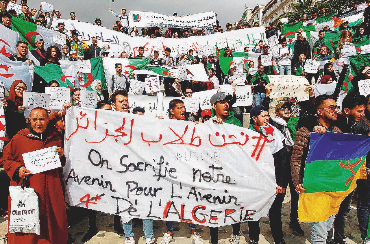 Bouteflika tradito dal suo generale: “Deve andare via”