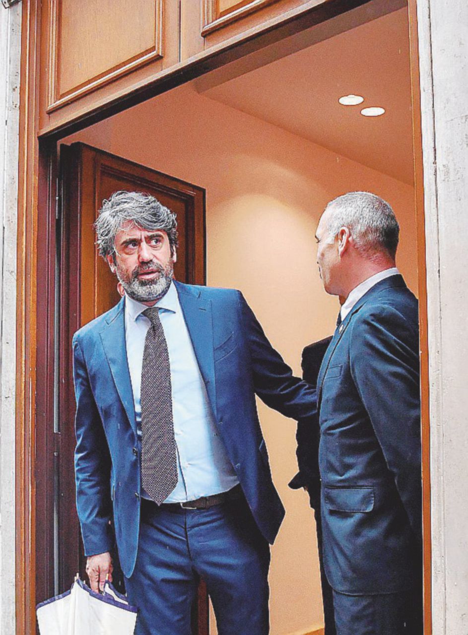 Copertina di Tiziano Renzi e Carlo Russo, dalle chat del 2016 l’ipotesi di intermediazione del padre dell’ex premier con l’allora tesoriere Pd Bonifazi
