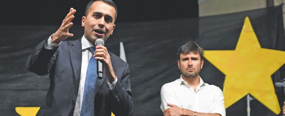 Coppia da palco - Luigi Di Maio e Alessandro Di Battista in un comizio, l’anno scorso - Ansa Di Battista: “Luigi non si riferiva a me, ma il silenzio è bellissimo”