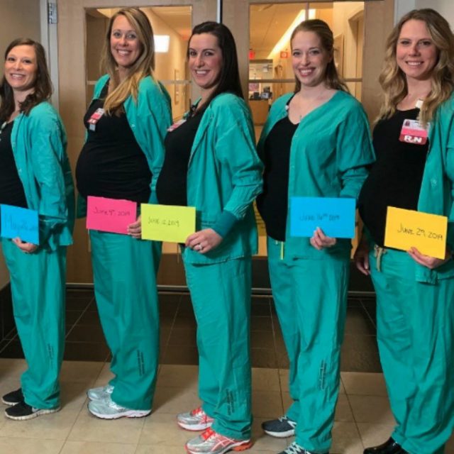 Nove infermiere del reparto maternità incinte contemporaneamente: la storia che arriva dagli Usa