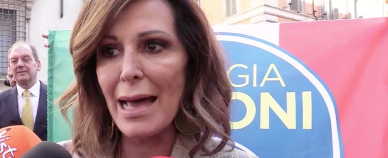 Copertina di Decretone, Santanché: “Provvedimento è una supercazzola alla Di Maio. Per dare lavoro aiutino le imprese”