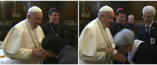 Copertina di Papa Francesco evita il baciamano dei fedeli e il video stupisce tutti. Ma c’è una spiegazione: “Il motivo è uno solo”