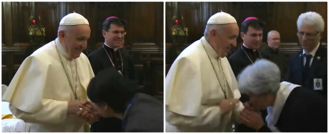 Copertina di Papa Francesco evita il baciamano dei fedeli e il video stupisce tutti. Ma c’è una spiegazione: “Il motivo è uno solo”