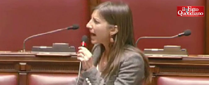 Copertina di Revenge Porn, Benedetti (ex M5s) vs i vecchi colleghi: “Sono schifata, siete il peggio del peggio della politica degli slogan”