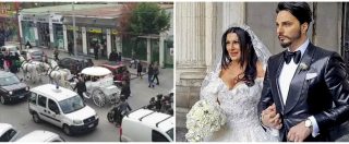 Napoli, nozze tra il neomelodico Tony Colombo e la vedova del boss: gli agenti multano la carrozza con i cavalli