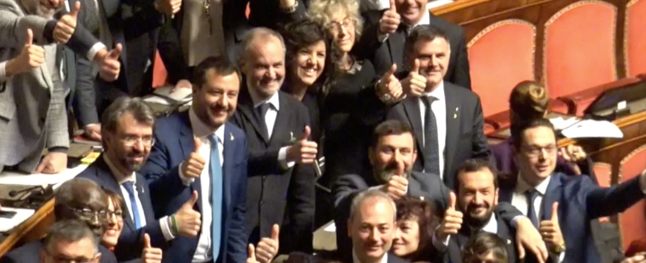 Copertina di Legittima difesa è legge, Salvini fa festa con i senatori leghisti ed è bagarre tra i banchi Pd. Assenti ministri M5s