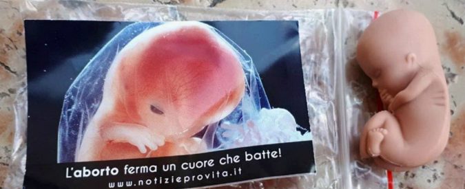 Congresso Famiglie, dalle critiche a gay e aborto ai feti come gadget: “È l’alba di una rinascita”. La sinistra: “Oscurantismo”