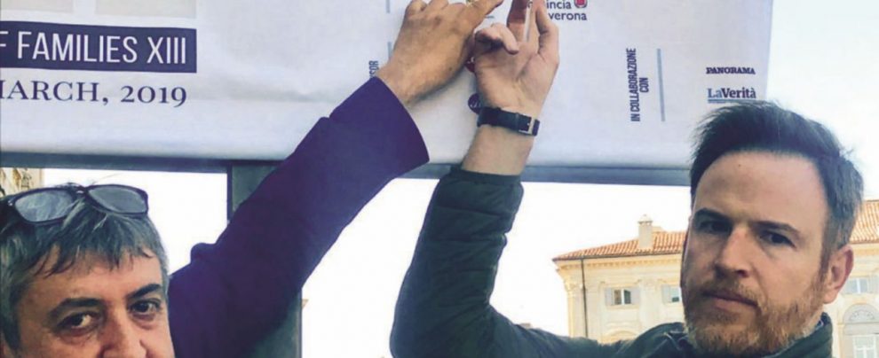 Manifesti - L’ex consigliere comunale della Lega Mauro Bonato e Alessandro Gennari (M5S) indicano il logo del governo - LaPresse Verona, gli ospiti spariscono. Il patrocinio invece resta