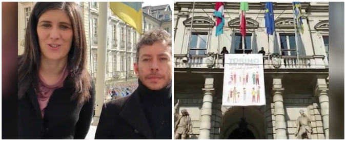 Copertina di Torino, Appendino risponde al Congresso di Verona: “La città ama tutte le famiglie”. Lo striscione dal Comune