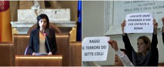 Copertina di Roma, urla e caos nel primo consiglio post De Vito. Pd: “Dimissioni”. Raggi: “Spallate vecchio sistema, resistiamo”