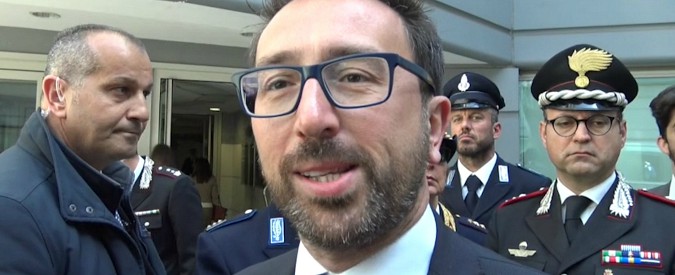 Copertina di Armi, Bonafede: “Non voteremo mai la proposta Lega”. E si difende: “Non c’è alcun legame con legittima difesa”