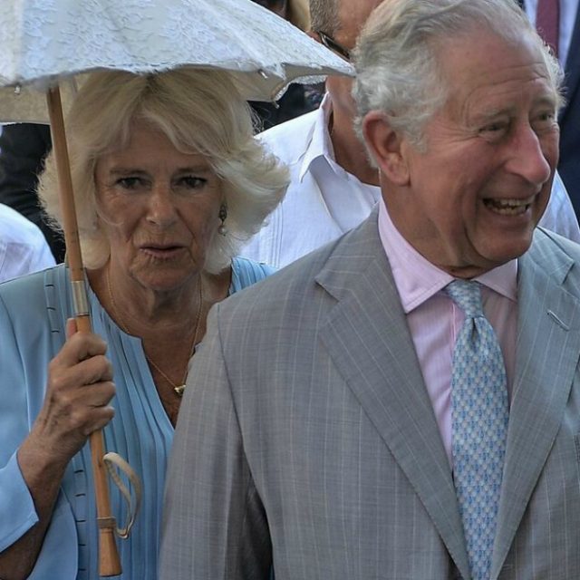 Principe Carlo e Camilla in costume alle Barbados: era dal 1983 che il figlio della regina Elisabetta non veniva immortalato a petto nudo