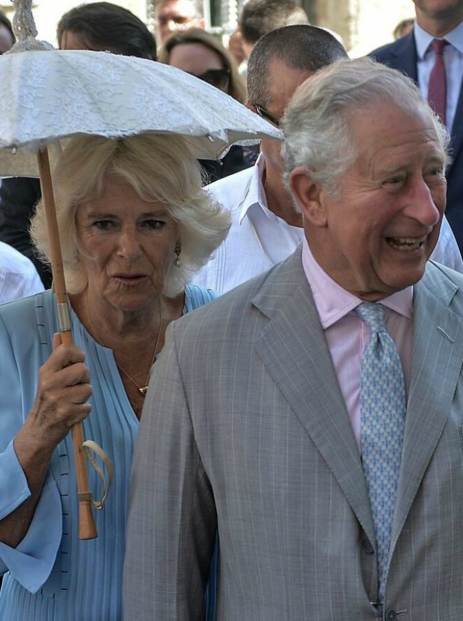 Principe Carlo e Camilla in costume alle Barbados: era dal 1983 che il figlio della regina Elisabetta non veniva immortalato a petto nudo