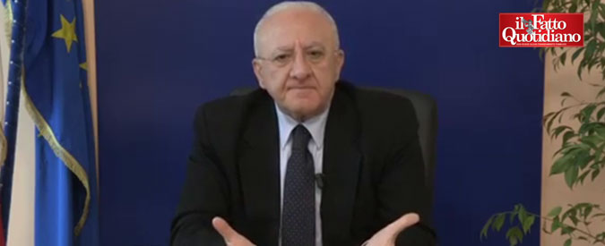 Copertina di Congresso Verona, De Luca: “Iniziativa di chi magari ha 2 o 3 divorzi e 5 o 6 figli fuori da famiglia”. E attacca De Magistris