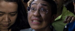 Copertina di Filippine, arrestata Maria Ressa: la giornalista critica con il presidente Duterte. “È una parodia della giustizia”