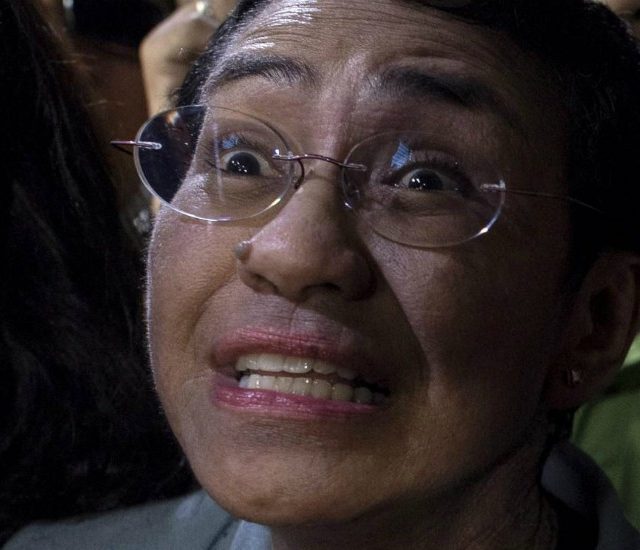 Filippine, arrestata Maria Ressa: la giornalista critica con il presidente Duterte. “È una parodia della giustizia”