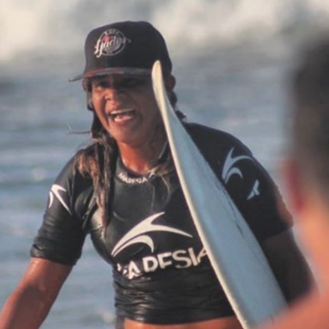 Campionessa di surf di 23 anni muore mentre si allena a causa di un fulmine