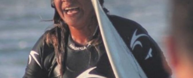 Campionessa di surf di 23 anni muore mentre si allena a causa di un fulmine