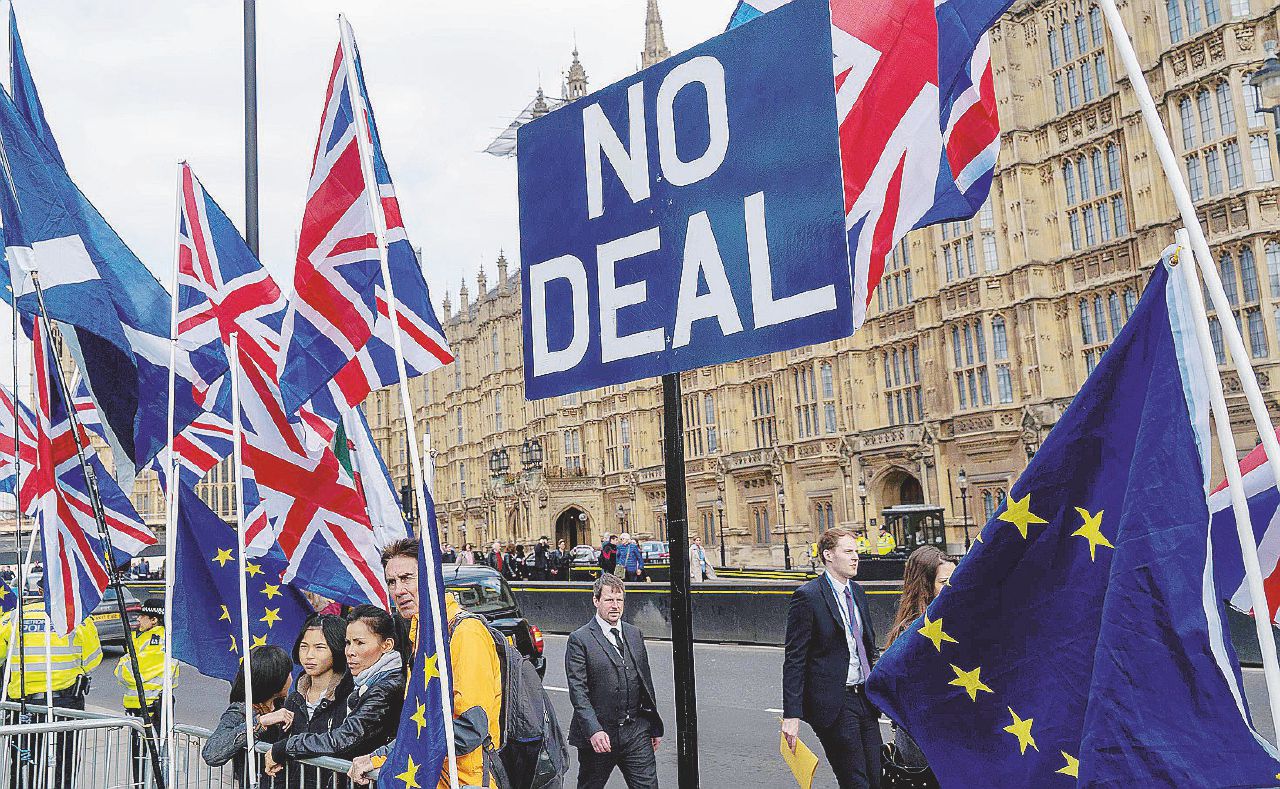 Terzo no per May: sarà dura Brexit (dopo le Europee)