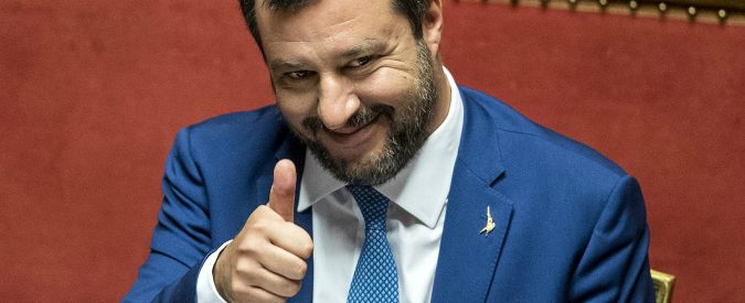 Salvini non fa politica: dà ordini sui social. Sennò, sai che faticaccia!