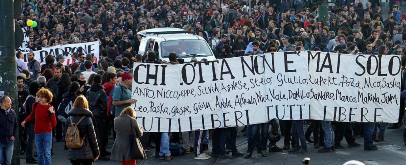 Torino, città blindata per il corteo degli anarchici: 4 arresti. Sui muri minacce ad Appendino: “La scorta non ti basta”