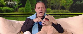 Copertina di Crozza/Berlusconi sul divano di casa assieme ai cani: “Ma vi rendete conto di come siamo messi dopo 25 anni di berlusconismo?!”
