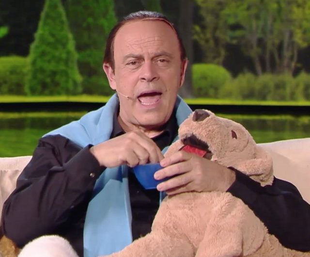 Crozza/Berlusconi sul divano di casa assieme ai cani: “Ma vi rendete conto di come siamo messi dopo 25 anni di berlusconismo?!”