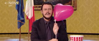 Copertina di Crozza-Salvini innamorato: “I porti? Vanno attrezzati per attirare più migranti”. Poi riceve un sms che gli fa cambiare idea…