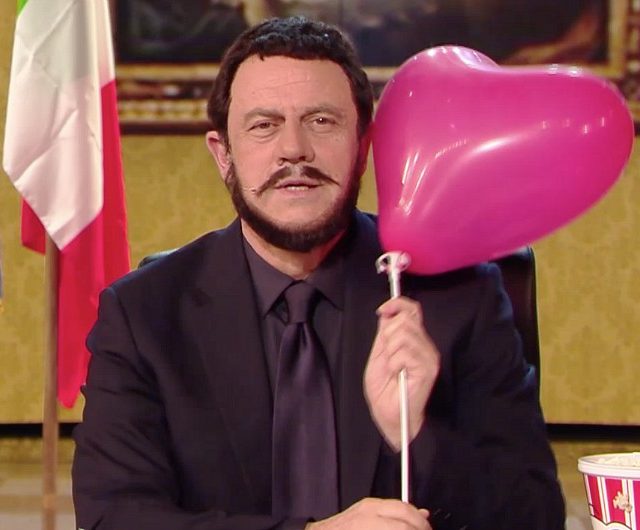 Crozza-Salvini innamorato: “I porti? Vanno attrezzati per attirare più migranti”. Poi riceve un sms che gli fa cambiare idea…