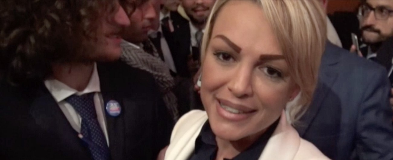 Copertina di Berlusconi, si rivede Pascale: “Candidato? FI senza di lui non ce la fa. Non sono d’accordo, vorrei godermelo di più”